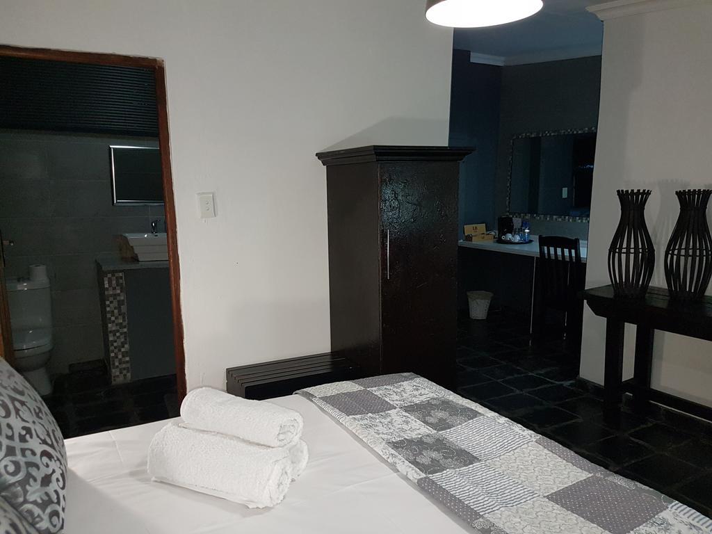 44 On Ennis Guest Lodge And Restaurant - No Load Sheddding Ermelo Luaran gambar